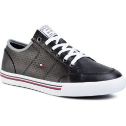 Sneakersy TOMMY HILFIGER - Core Corporate Leather Sneaker FM0FM02677 Black BDS. Czarne półbuty damskie TOMMY HILFIGER, ze skóry ekologicznej. Za 449,00 zł.