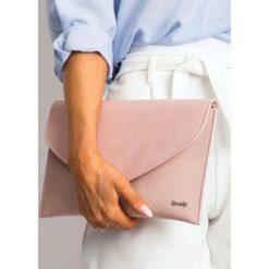 PUDROWY RÓŻ TOREBKA WIZYTOWA KOPERTÓWKA WIECZOROWA. Różowe kopertówki damskie ROVICKY, na co dzień, w paski, ze skóry ekologicznej, eleganckie, na ramię, małe, bez dodatków. Za 59,90 zł.