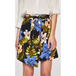 Vero Moda - Spódnica. Różowe spódniczki damskie Vero Moda, na co dzień, s, w kwiaty, z wiskozy, casualowe, mini, asymetryczne. W wyprzedaży za 69,90 zł.