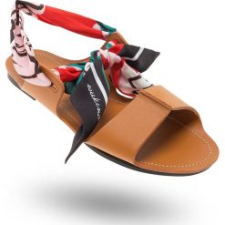 KLAPKI CABINA Weeknd Max Mara. Pomarańczowe klapki damskie Weekend Max Mara, bez wzorów, ze skóry, bez obcasa. Za 699,30 zł.