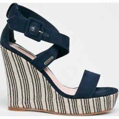 Pepe Jeans - Koturny Ohara Smart. Czerwone koturny damskie Pepe Jeans, bez wzorów, z jeansu, bez obcasa, na obcasie. W wyprzedaży za 279,90 zł.