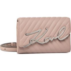 Saszetka nerka KARL LAGERFELD - 201W3109 Powder Pink. Różowe nerki damskie KARL LAGERFELD, bez wzorów, ze skóry, bez dodatków. Za 1349,00 zł.