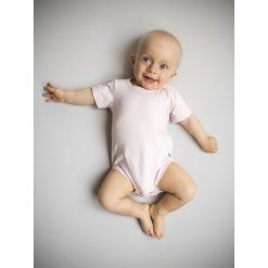 Body z krótkim rękawem BAMBOO różowe 74. Różowe body niemowlęce NANAF ORGANIC, bez wzorów, z krótkim rękawem. Za 49,99 zł.