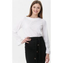 Biała Bluzka Cheryl. Białe bluzki damskie Born2be, bez wzorów, klasyczne, z okrągłym kołnierzem, z długim rękawem. Za 109,99 zł.
