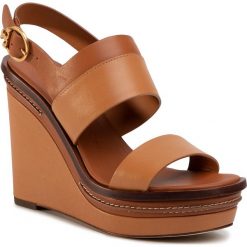 Sandały TORY BURCH - Selby 120Mm Wedge 63549 Elba Camello/Ambra 922. Pomarańczowe klapki damskie Tory Burch, bez wzorów, ze skóry, bez obcasa, na koturnie. Za 1699,00 zł.