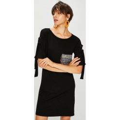 Desigual - Sukienka. Czarne sukienki dzianinowe Desigual, na co dzień, l, z aplikacjami, casualowe, z okrągłym kołnierzem, z krótkim rękawem, mini, proste. Za 379,90 zł.