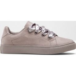 Sneakersy na podeszwie platformie bonprix szary. Szare buty sportowe damskie bonprix. Za 54,99 zł.