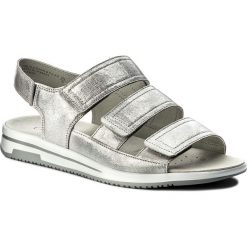 Sandały CAPRICE - 9-28609-20 Silver Metal 920. Szare klapki damskie Caprice, bez wzorów, ze skóry, bez obcasa. W wyprzedaży za 169,00 zł.