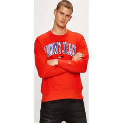 Tommy Jeans - Bluza. Czerwone bluzy męskie Tommy Jeans, m, z aplikacjami, z bawełny, z okrągłym kołnierzem, bez rękawów, bez kaptura. W wyprzedaży za 219,90 zł.