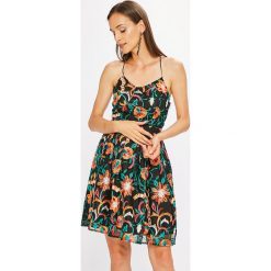Only - Sukienka Monica. Czarne sukienki damskie rozkloszowane marki ONLY, na co dzień, z poliesteru, casualowe, z okrągłym kołnierzem, na ramiączkach, mini. W wyprzedaży za 129,90 zł.