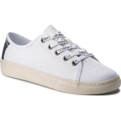 Tenisówki TOMMY JEANS - Light Textile Low EN0EN00229 White 100. Białe półbuty damskie marki Tommy Jeans, bez wzorów, z jeansu, bez zapięcia. W wyprzedaży za 209,00 zł.