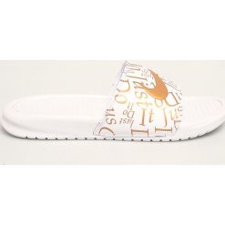 Nike Sportswear - Klapki. Białe klapki damskie Nike Sportswear, bez wzorów, z gumy, bez obcasa, na obcasie. Za 129,90 zł.