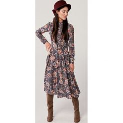 Sukienka Colette Sabulosa 36 wielokolorowy. Białe sukienki damskie m, z aplikacjami, z wiskozy, eleganckie, długie, midi, szmizjerki. Za 297,00 zł.