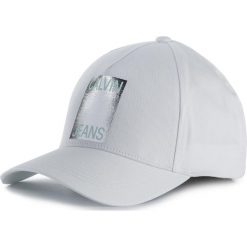 Czapka z daszkiem CALVIN KLEIN JEANS - J Calvin Jeans Cap K60K605703 102. Białe czapki damskie Calvin Klein Jeans, bez wzorów, z bawełny. W wyprzedaży za 129,00 zł.