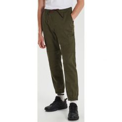 Joggery typu biker - Khaki. Brązowe spodnie męskie Cropp, m, bez wzorów. Za 129,99 zł.