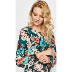 Glamorous - Sukienka. Zielone sukienki damskie marki Glamorous, na co dzień, s, bez wzorów, z poliesteru, casualowe, z okrągłym kołnierzem, z długim rękawem, długie, midi, proste. Za 239,90 zł.