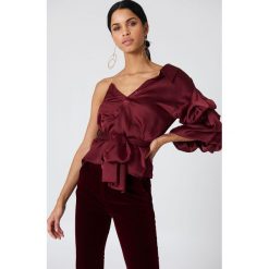 Hot & Delicious Top z obszernym rękawem - Red. Czerwone topy damskie Hot & Delicious, w paski, z poliesteru, z asymetrycznym kołnierzem. W wyprzedaży za 42,58 zł.