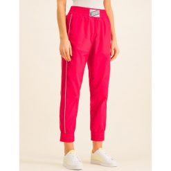 Spodnie dresowe Guess Euphemia W01B85 WCOD0. Różowe spodnie damskie Guess, m, z dresówki. W wyprzedaży za 299,00 zł.