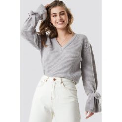 Linn Ahlborg x NA-KD Sweter z wiązanymi rękawami - Grey. Szare swetry oversize damskie marki Linn Ahlborg x NA-KD, z dzianiny. Za 121,95 zł.