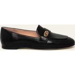 Stuart Weitzman - Półbuty skórzane PAYSON. Czarne mokasyny damskie Stuart Weitzman, ze skóry, na obcasie. Za 1499,00 zł.