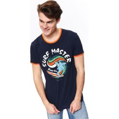 T-shirt z nadrukiem. Niebieskie t-shirty męskie Top Secret, na zimę, m, z nadrukiem, z bawełny, wakacyjne, z okrągłym kołnierzem, krótkie. W wyprzedaży za 24,99 zł.
