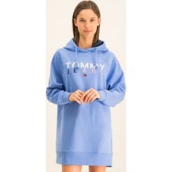 Sukienka dzianinowa Tommy Jeans Logo DW0DW07598. Różowe sukienki damskie Tommy Jeans, s, bez wzorów, z bawełny, bez kołnierzyka, bez rękawów. W wyprzedaży za 389,00 zł.