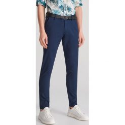 Spodnie skinny z paskiem - Granatowy. Niebieskie spodnie męskie Reserved, m, bez wzorów. Za 149,99 zł.