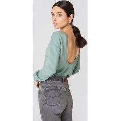 NA-KD Basic Sweter z głębokim dekoltem z tyłu - Green. Zielone swetry damskie marki NA-KD Basic, bez wzorów, bez rękawów, bez kaptura. W wyprzedaży za 32,38 zł.