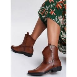 Camelowe Kowbojki Beddington. Brązowe botki damskie Renee, na lato, z okrągłym noskiem, za kostkę, na niskim obcasie, na obcasie, bez zapięcia. Za 129,99 zł.