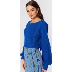 NA-KD Krótki sweter ze ściegiem warkoczowym - Blue. Niebieskie swetry klasyczne damskie NA-KD. Za 141,95 zł.