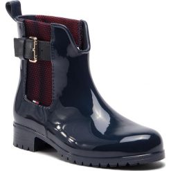 Kalosze TOMMY HILFIGER - FW0FW03713 Midnight 403. Niebieskie kalosze damskie TOMMY HILFIGER, ze skóry, bez obcasa, bez zapięcia. W wyprzedaży za 229,00 zł.