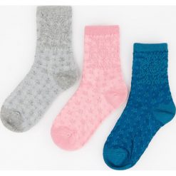 Skarpetki 3 pack - Jasny szar. Szare skarpetki damskie marki Reserved, bez wzorów. Za 29,99 zł.