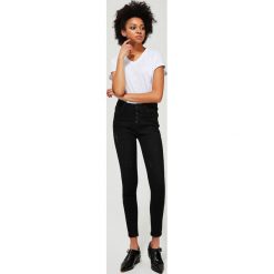 Jeansy push up z przetarciami. Czarne jeansy damskie Moodo, xs, bez wzorów, z elastanu, z podwyższonym stanem. Za 129,99 zł.