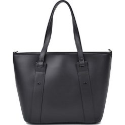 Skórzana torebka w kolorze czarnym - (S)31 x (W)27 x (G)14 cm. Czarne torebki klasyczne damskie marki Wiosenny MUST HAVE, w paski, ze skóry, na ramię, bez dodatków. W wyprzedaży za 319,95 zł.