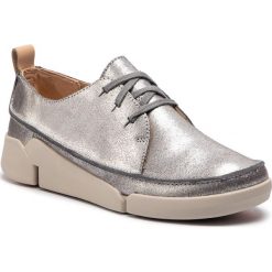 Półbuty CLARKS - Tri Clara 261388984 Silver Metallic. Szare półbuty damskie Clarks, na co dzień, bez wzorów, ze skóry, bez obcasa, na płaskiej podeszwie, bez zapięcia. W wyprzedaży za 239,00 zł.