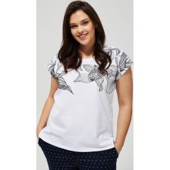 T-shirt z nadrukiem. Białe bluzki damskie Moodo, z nadrukiem, z elastanu, klasyczne, z okrągłym kołnierzem, z krótkim rękawem. Za 44,99 zł.