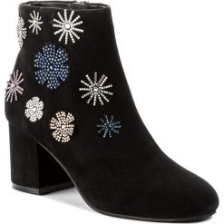 Botki GUESS - Malvina FLMAL4 SUE10 BLACK. Czarne buty zimowe damskie marki Guess, ze skóry ekologicznej, na obcasie. W wyprzedaży za 359,00 zł.