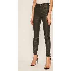 Guess Jeans - Spodnie. Czarne spodnie damskie Guess Jeans, z aplikacjami, z elastanu, casualowe. Za 549,90 zł.