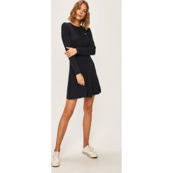 Lacoste - Sukienka. Czerwone sukienki damskie Lacoste, na co dzień, bez wzorów, z poliesteru, casualowe, z okrągłym kołnierzem, z długim rękawem, długie, mini, proste. W wyprzedaży za 539,90 zł.