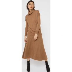 Sweter w kolorze jasnobrązowym. Pomarańczowe swetry damskie Rodier, s, w paski, klasyczne, bez rękawów, bez kaptura. W wyprzedaży za 152,95 zł.