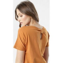 Jasnobrązowy T-shirt Aclurgh. Koszule damskie Born2be, s, bez wzorów, bez kołnierzyka, bez rękawów. W wyprzedaży za 54,99 zł.