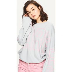 Bluzy rozpinane damskie: Bluza oversize z napisem - Jasny szary