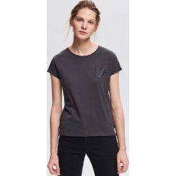 T-shirt z minimalistycznym napisem - Szary. Szare t-shirty damskie marki Reserved, s, z napisami. Za 24,99 zł.