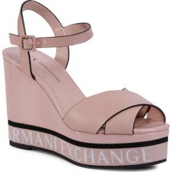 Sandały ARMANI EXCHANGE - XDP012 XV305 M616 Desert Rose/D.Rose. Różowe klapki damskie Armani Exchange, bez wzorów, ze skóry ekologicznej, bez obcasa, na obcasie. Za 699,00 zł.