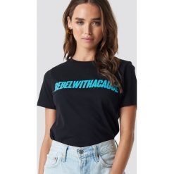NA-KD Trend T-shirt Rebel - Black. Czarne t-shirty damskie NA-KD Trend, z nadrukiem, z jersey, z okrągłym kołnierzem. Za 72,95 zł.