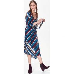 Sukienka kopertowa w pasy, z podkreśloną talią. Sukienki damskie Top Secret, na co dzień, na zimę, w paski, eleganckie, z dekoltem w serek, bez rękawów, kopertowe. W wyprzedaży za 49,99 zł.