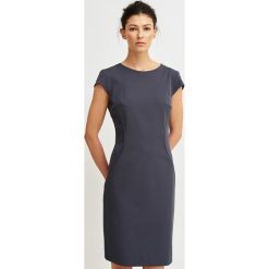Simple - Sukienka. Czarne sukienki damskie koktajlowe marki Simple, z elastanu, z okrągłym kołnierzem, z krótkim rękawem, mini, dopasowane. W wyprzedaży za 399,90 zł.