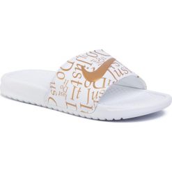 Klapki NIKE - Benassi Jdi Print 618919 116 White/Metallic Gold. Białe klapki damskie Nike, bez wzorów, ze skóry ekologicznej, bez obcasa. Za 129,00 zł.