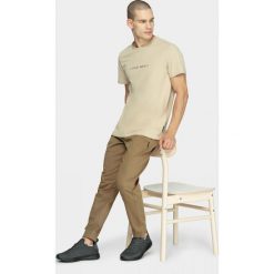 T-shirt męski TSM607 - beż - Outhorn. Pomarańczowe koszulki męskie Outhorn, m, bez wzorów, bez kołnierzyka, bez rękawów. Za 39,99 zł.