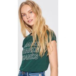 Koszulka z napisem - Turkusowy. Niebieskie t-shirty damskie Cropp, s, z napisami, bez kołnierzyka, bez rękawów. Za 44,99 zł.
